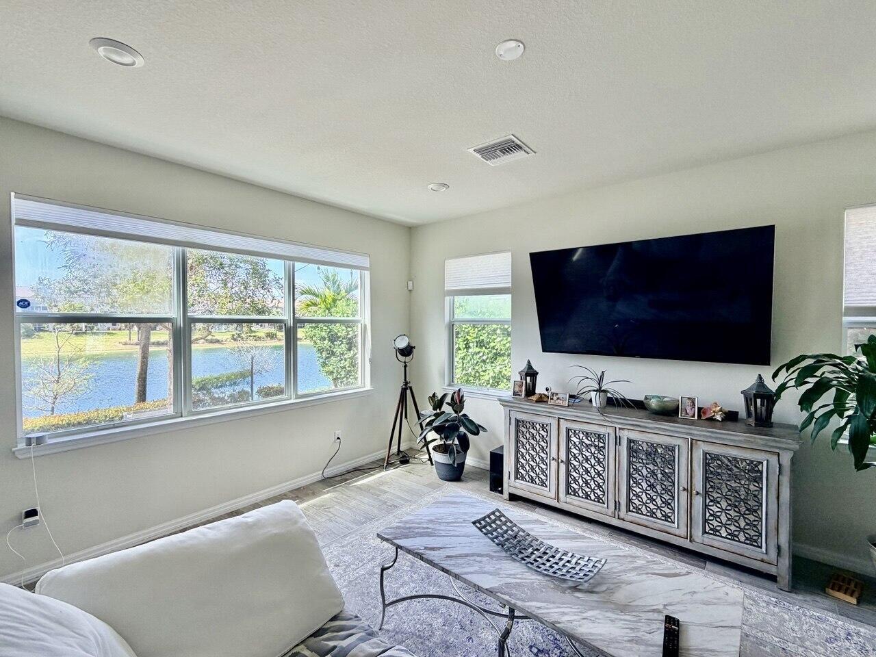 3BR – Townhouse at 4924 Greenway Drive