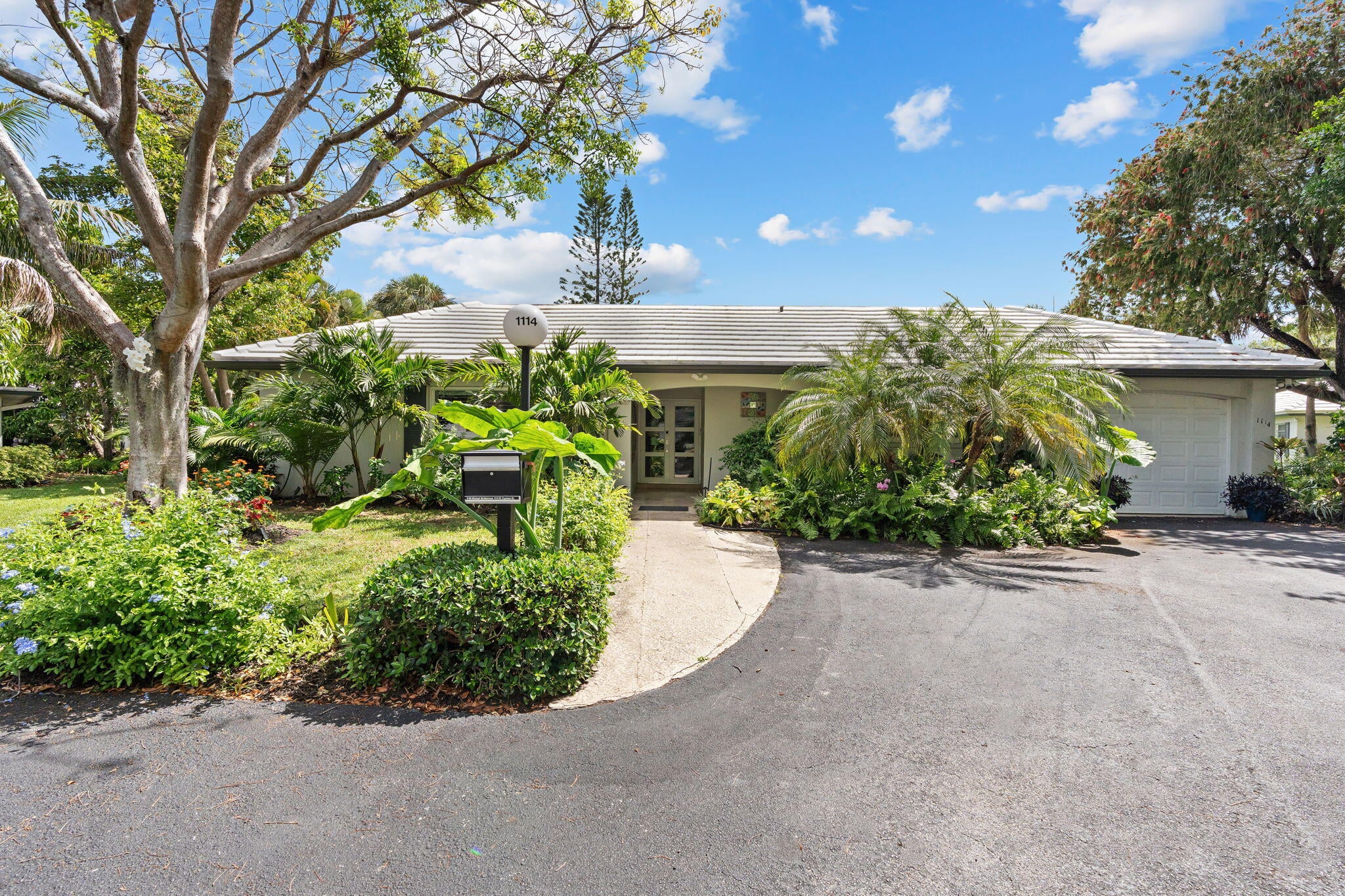 3BR – Condominium at 1114 W Cypress Drive #V-8