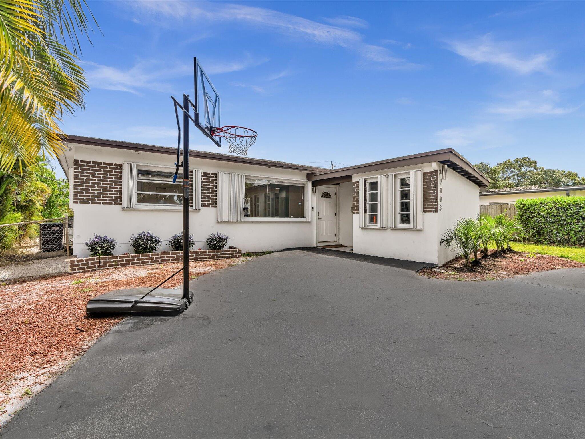4BR – SingleFamilyResidence at 2003 N 42nd Avenue