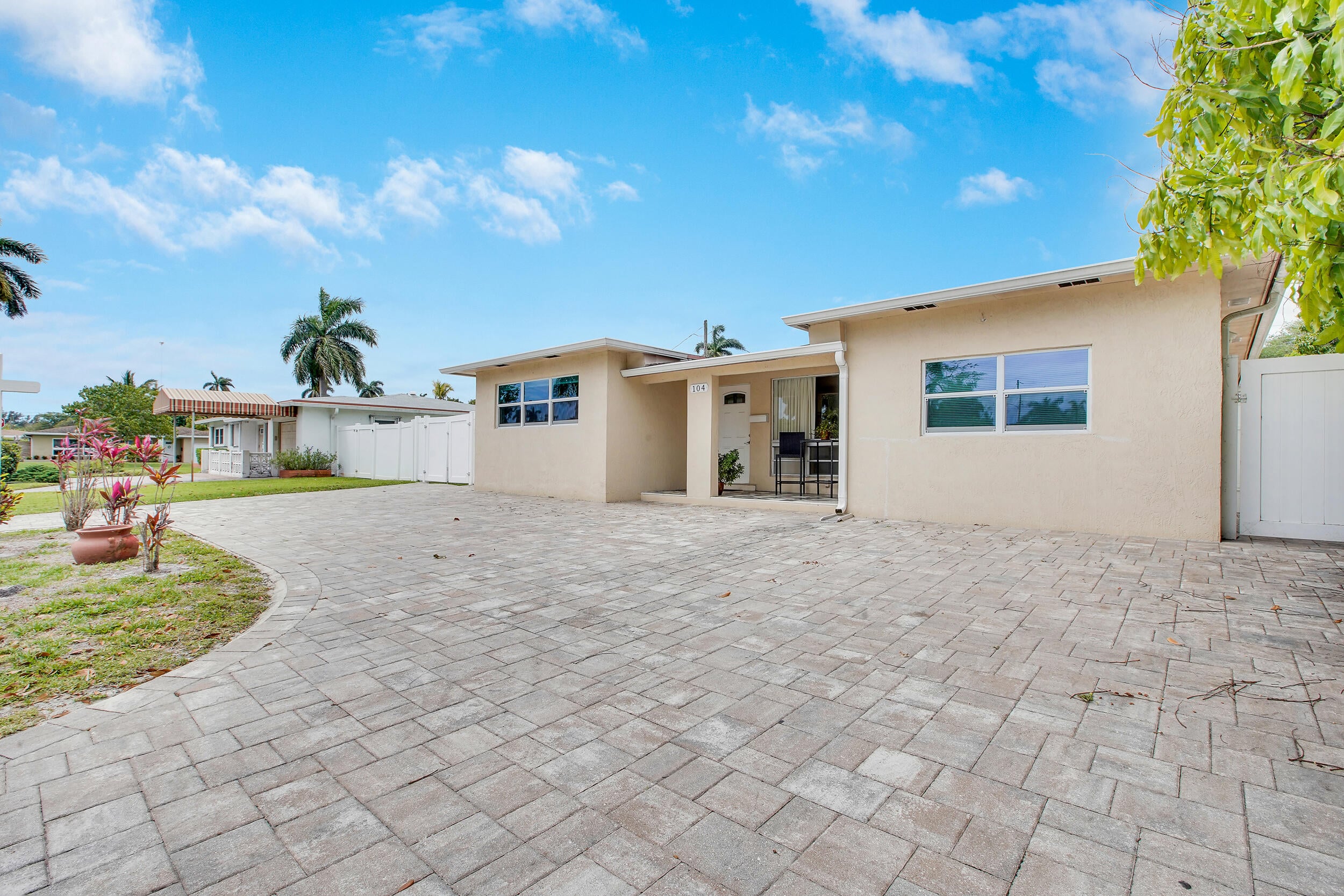 5BR – SingleFamilyResidence at 104 N 31st Court