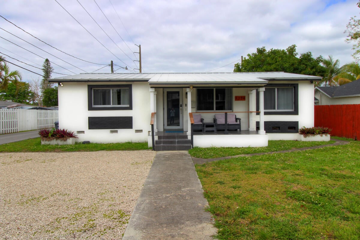 3BR – SingleFamilyResidence at 1324 N 24th Avenue