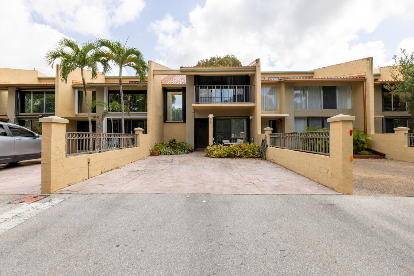 3BR – Townhouse at 720 E Coco Plum Circle #5