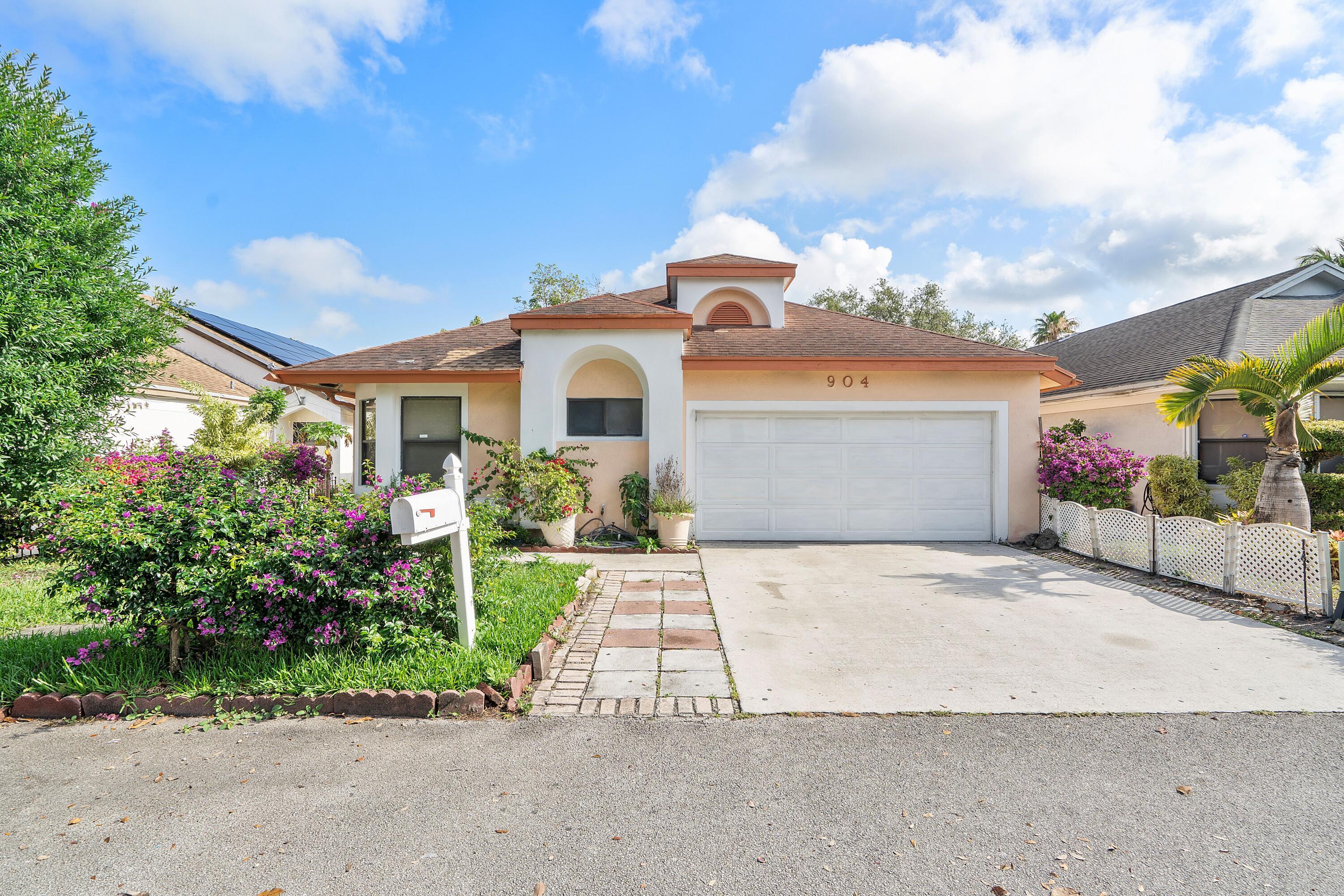 3BR – SingleFamilyResidence at 904 Magnolia Avenue