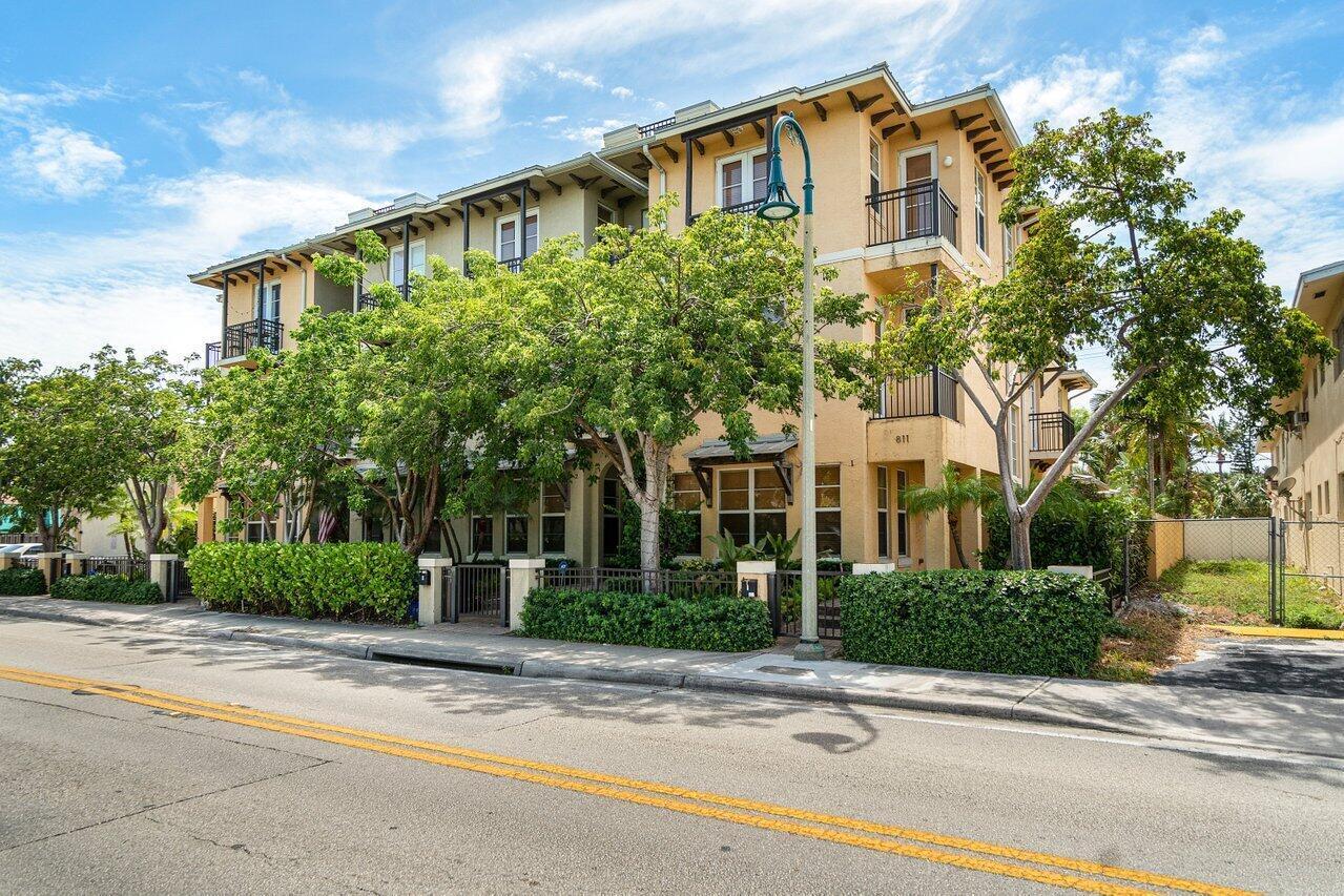 3BR – Townhouse at 811 S Federal Highway #1