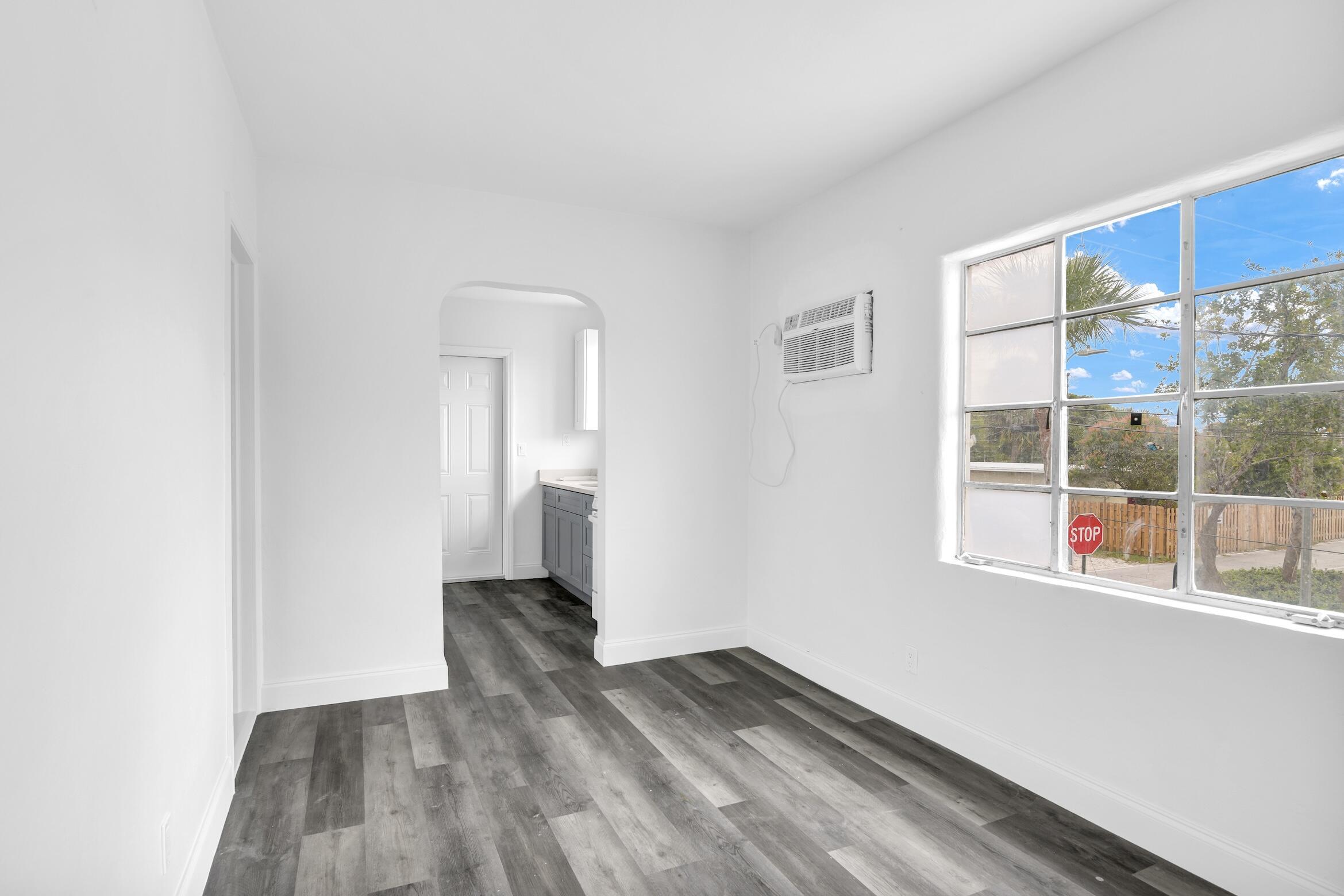 2BR – Apartment at 820 N Dixie Highway #4