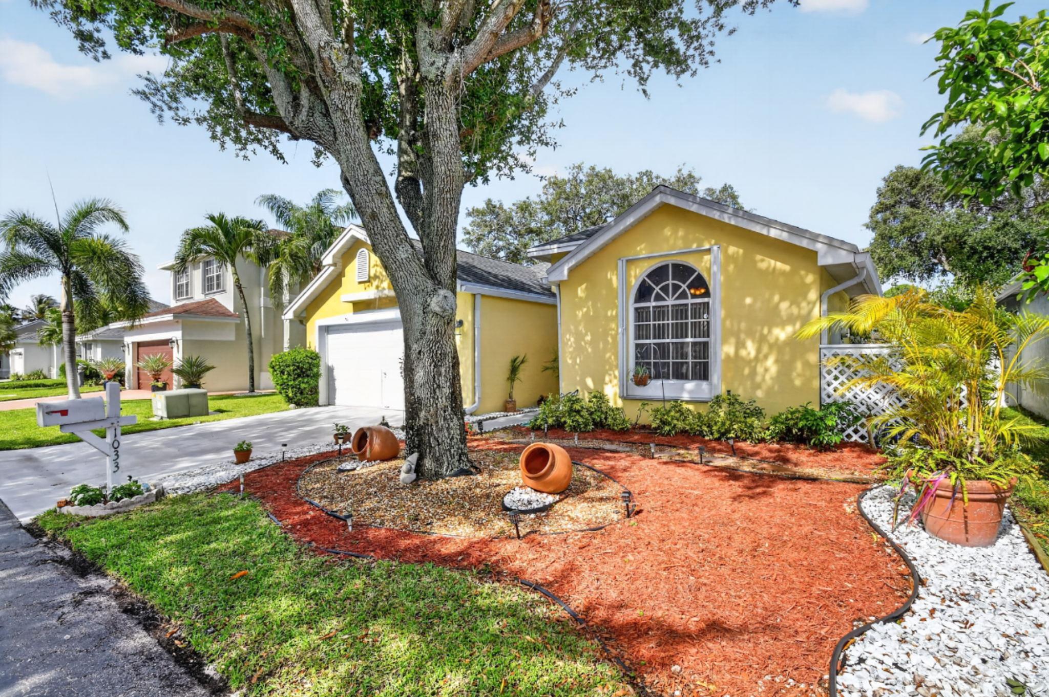 3BR – SingleFamilyResidence at 1033 W Fairfax Cir W W