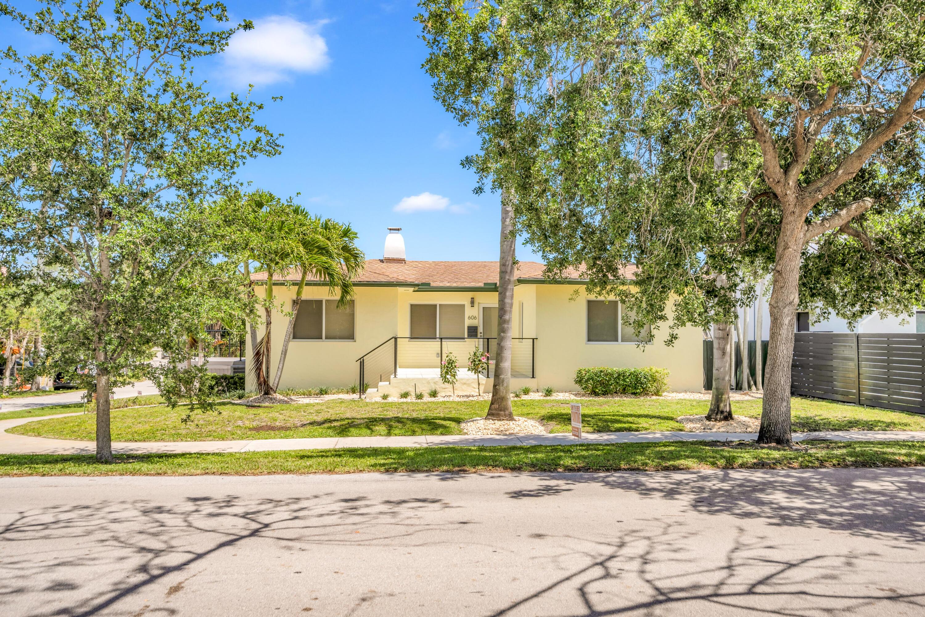 4BR – SingleFamilyResidence at 606 N Victoria Park Road N