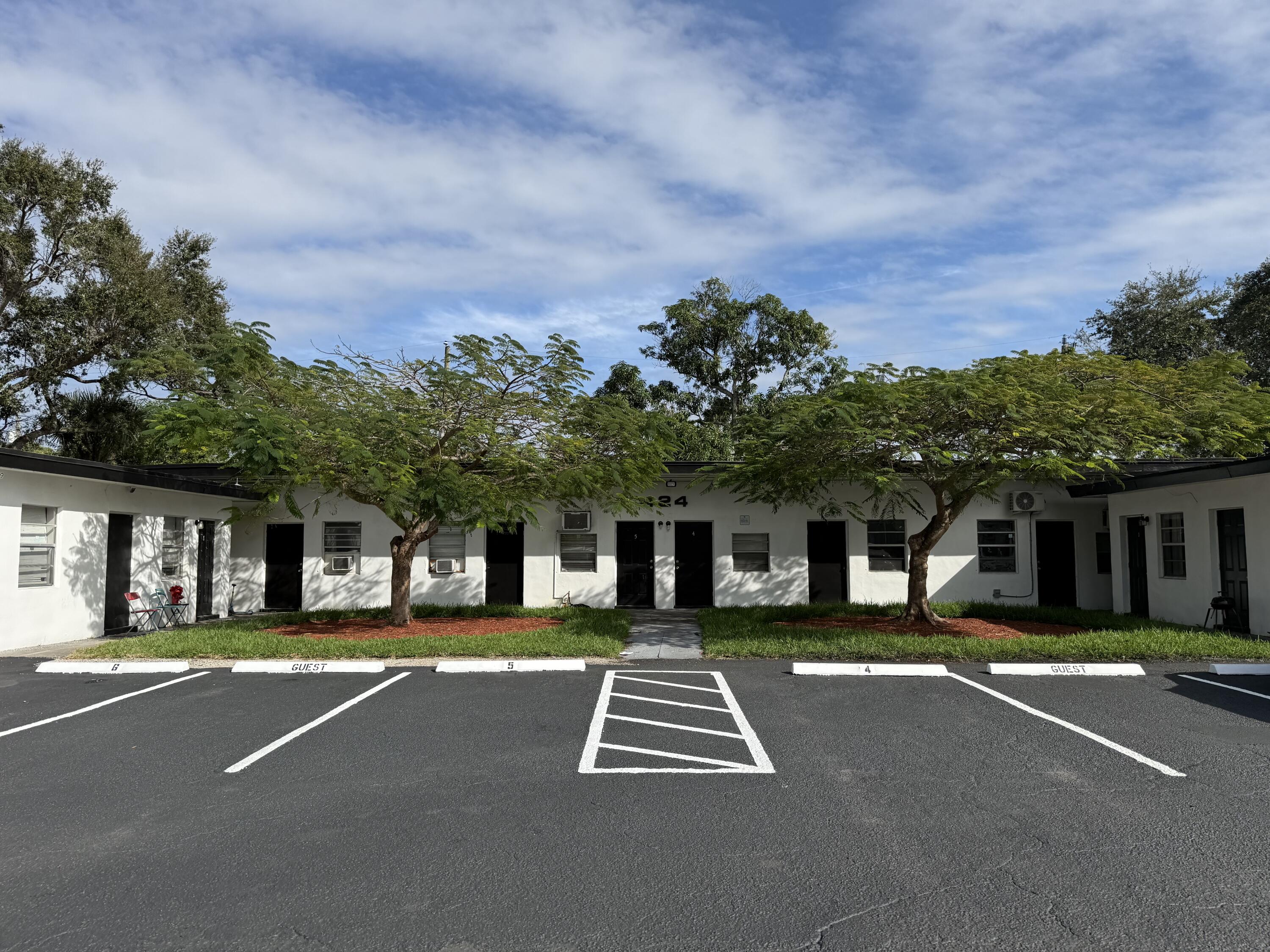 2BR – Apartment at 424 NW 15th Terrace