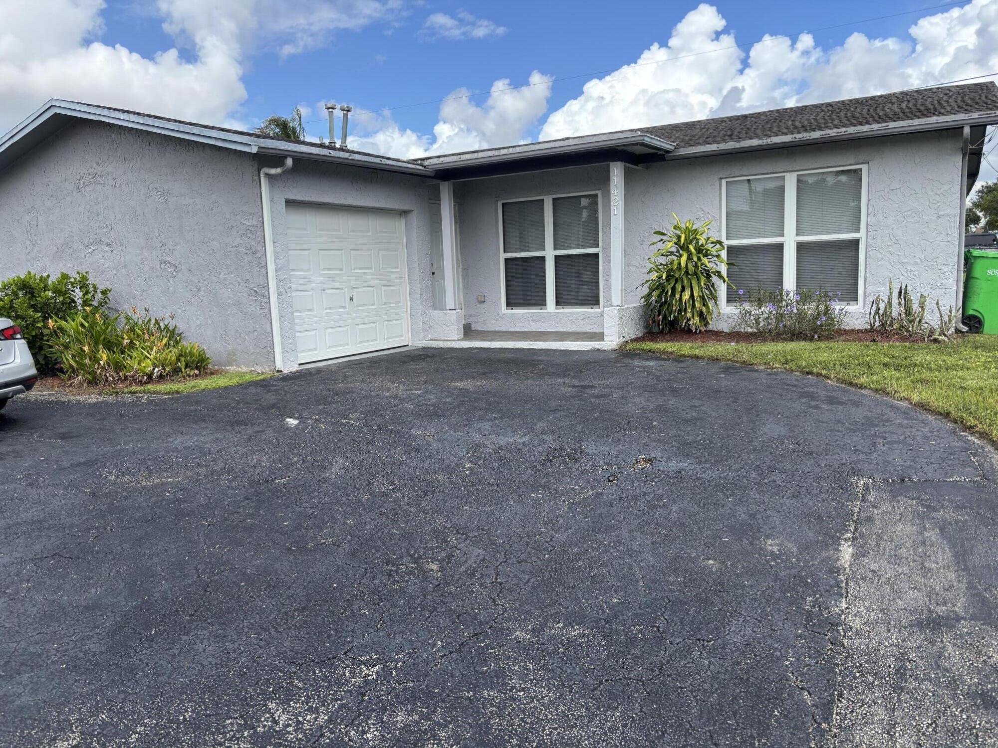 3BR – SingleFamilyResidence at 11421 NW 39th Place