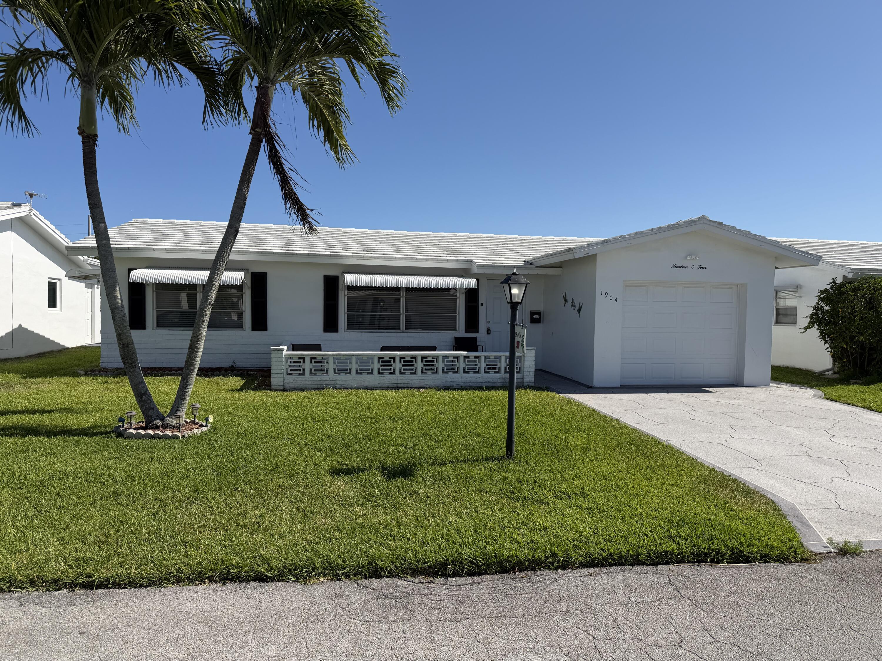 2BR – SingleFamilyResidence at 1904 SW 13th Way
