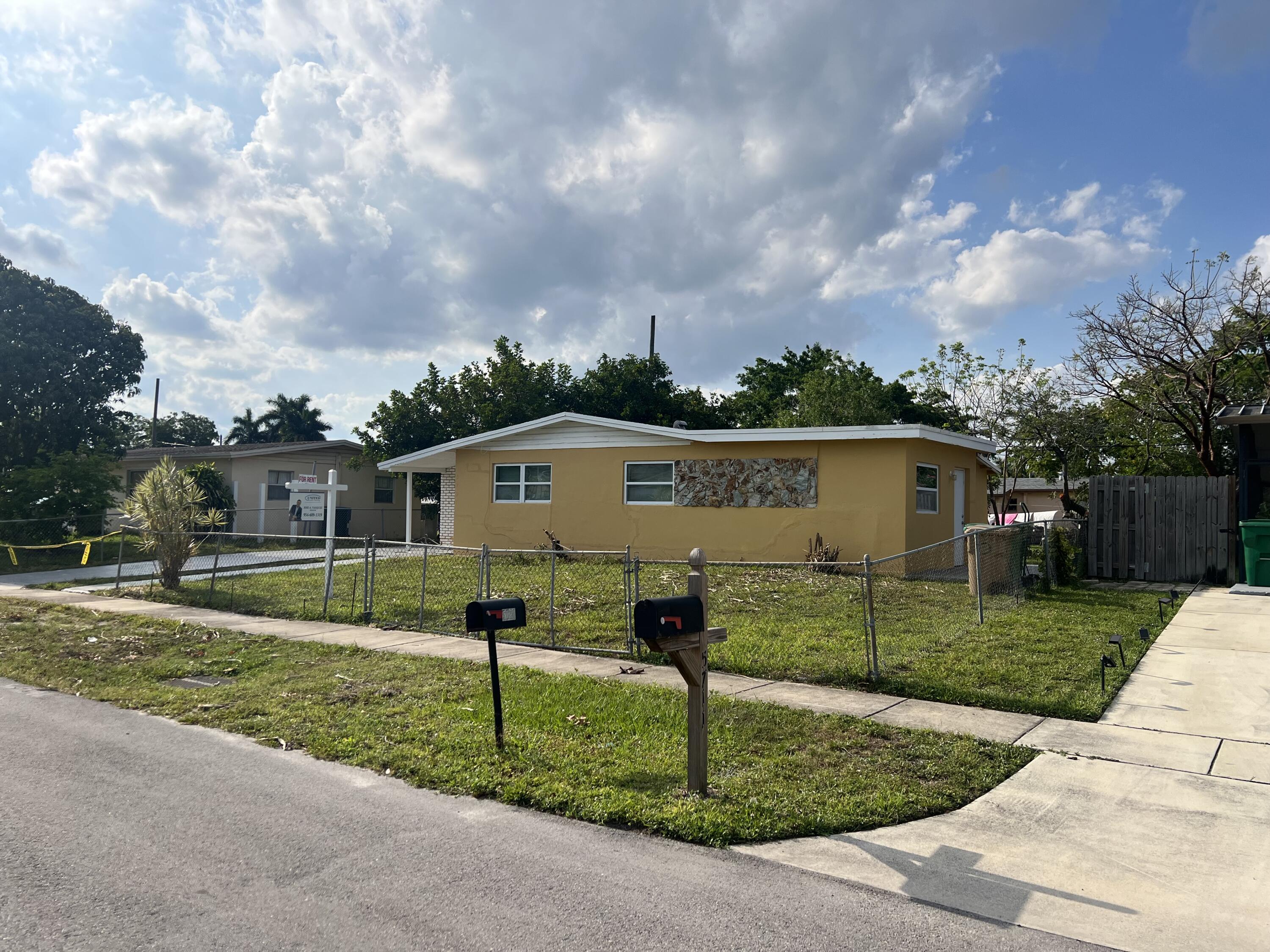 3BR – SingleFamilyResidence at 5721 SW 38th Street