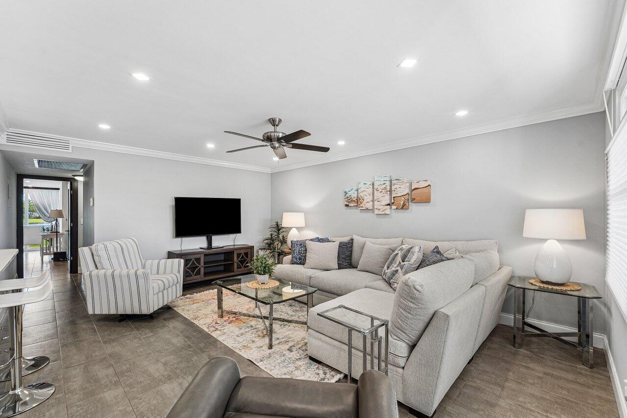 2BR – Condominium at 1027 Farnham O #1027