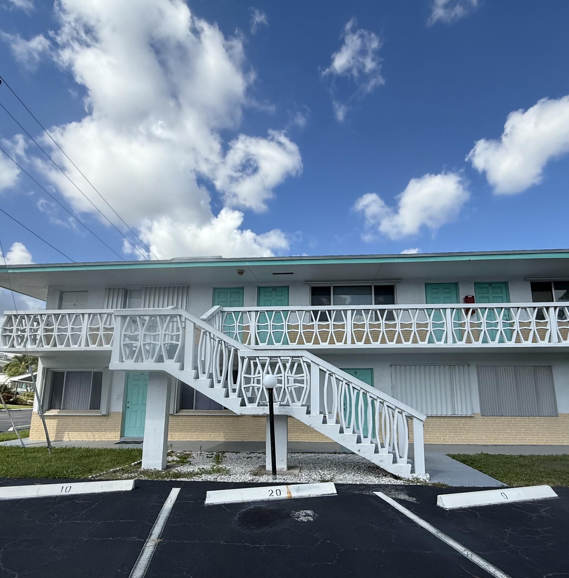 2BR – Condominium at 2102 Lake Osborne Drive #20