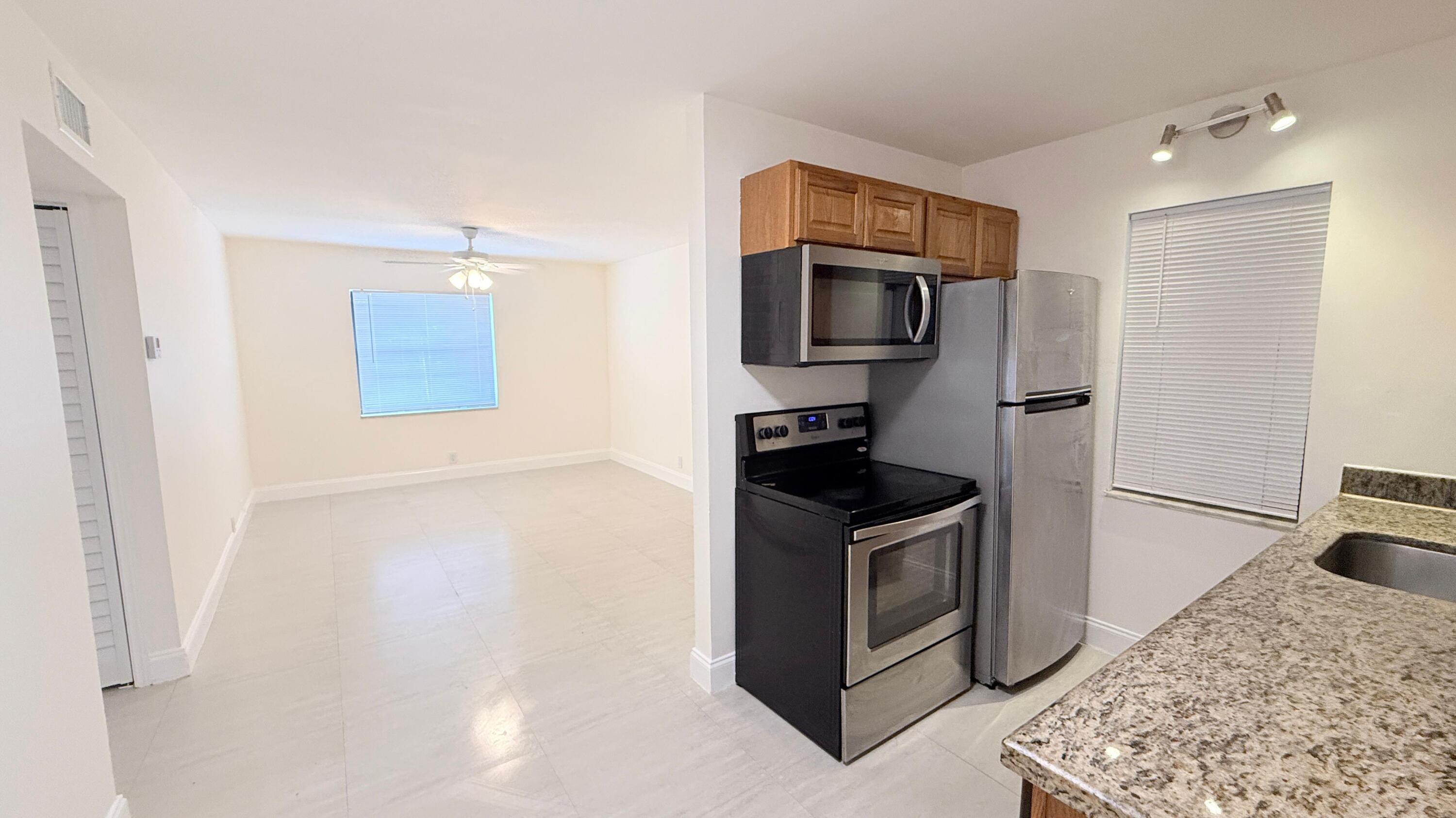 2BR – Apartment at 607 NE 29th Drive #17