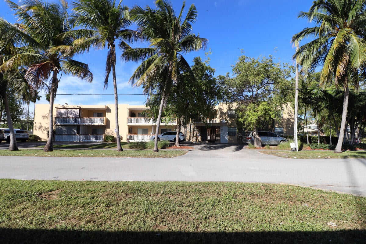 2BR – Apartment at 2031 NE 139th Street #40
