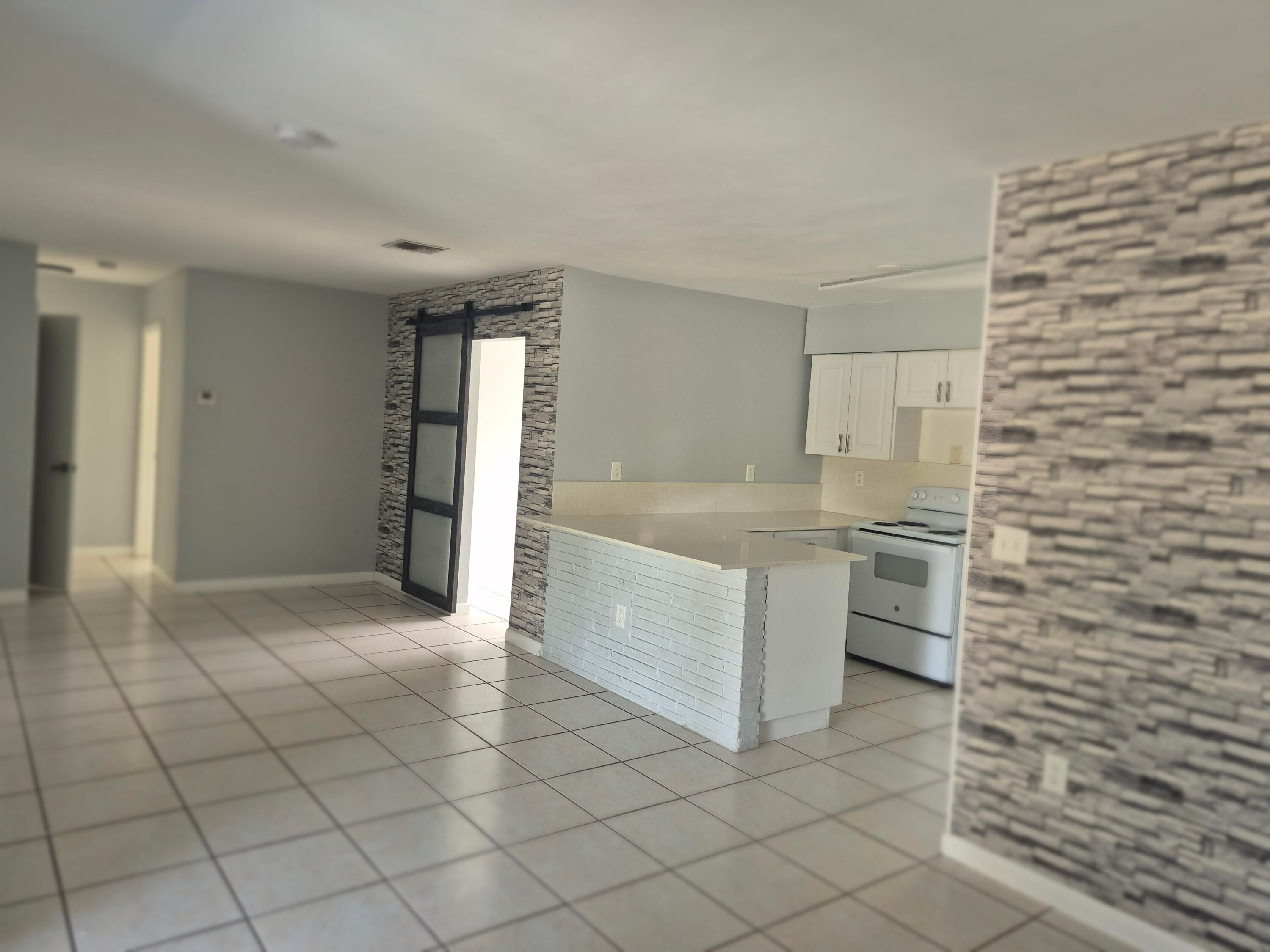 3BR – Apartment at 7221 Venetian Street #4