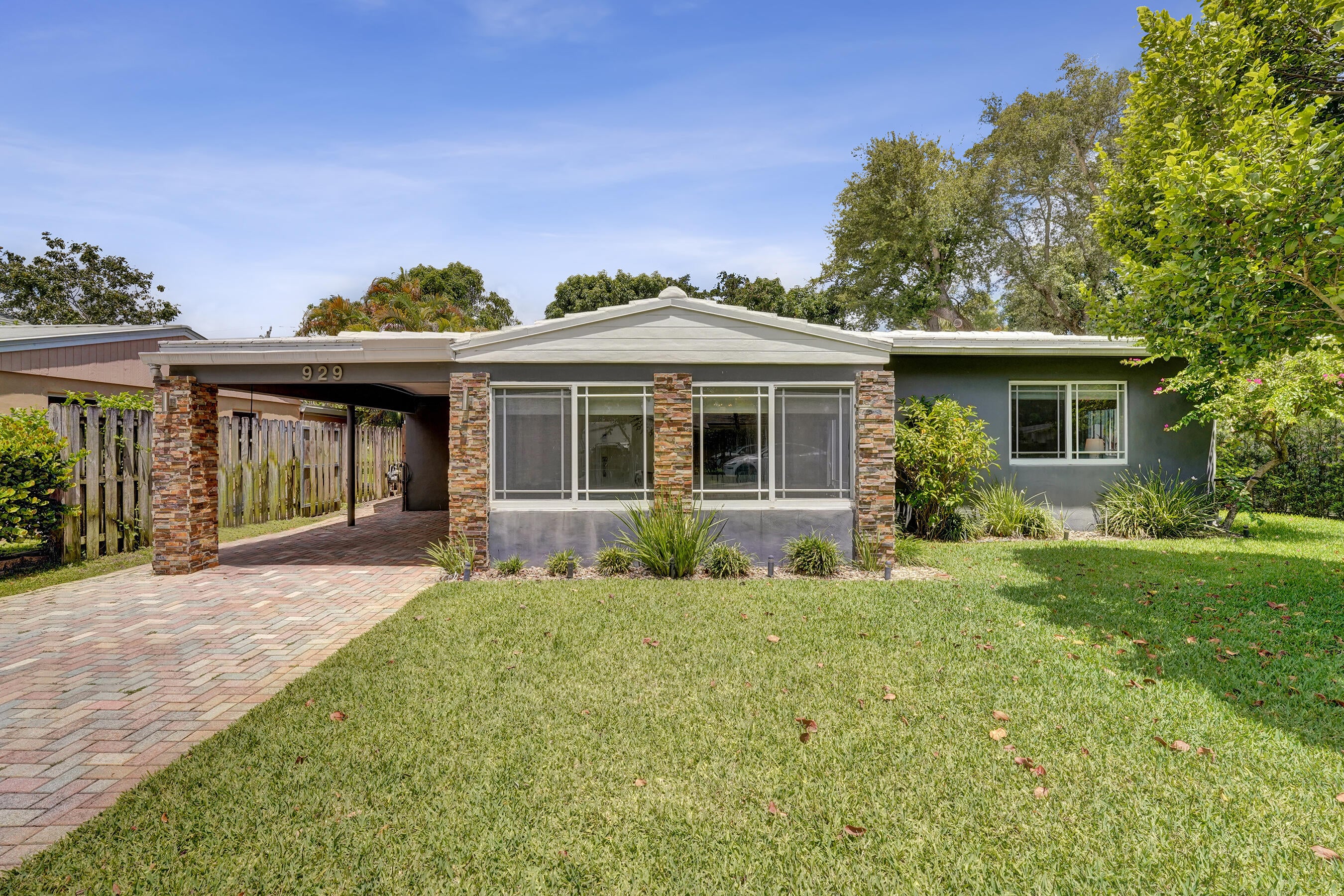 4BR – SingleFamilyResidence at 929 SW 18th Court