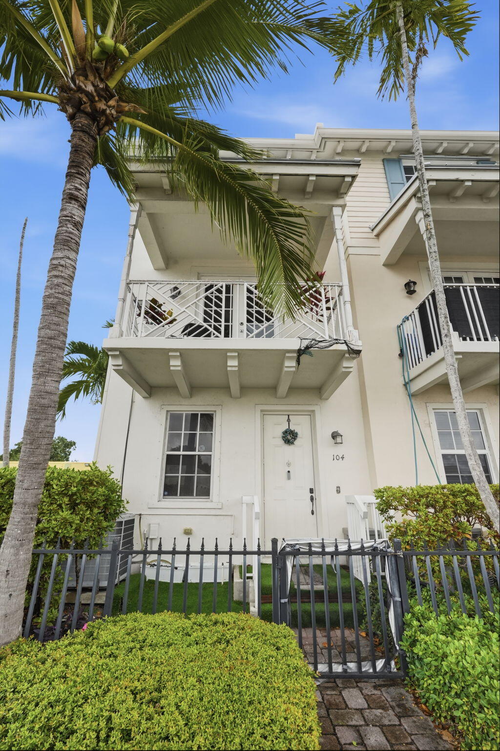 2BR – Townhouse at 310 N Dixie Highway #104