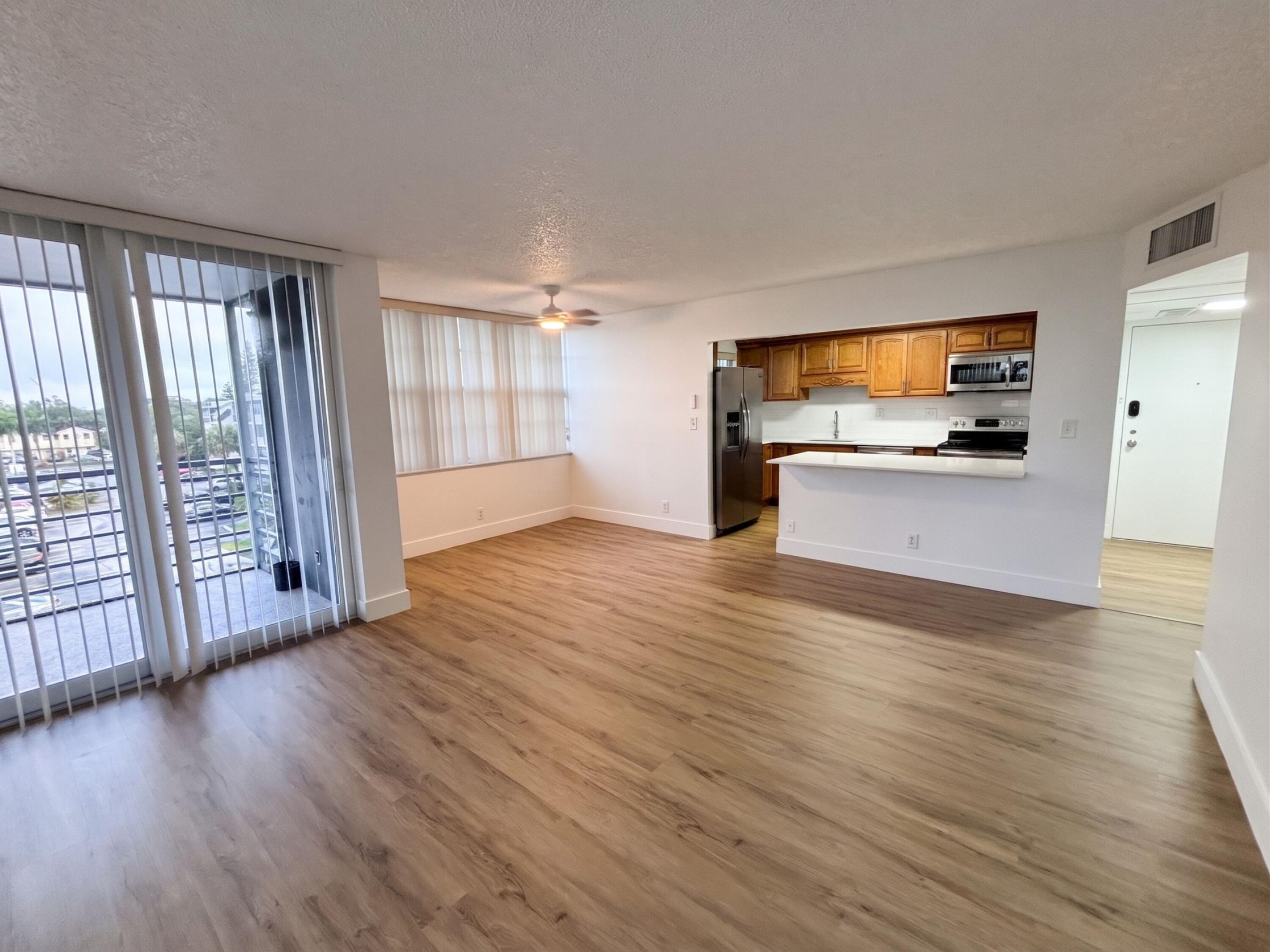 2BR – Condominium at 2741 Taft Street #403