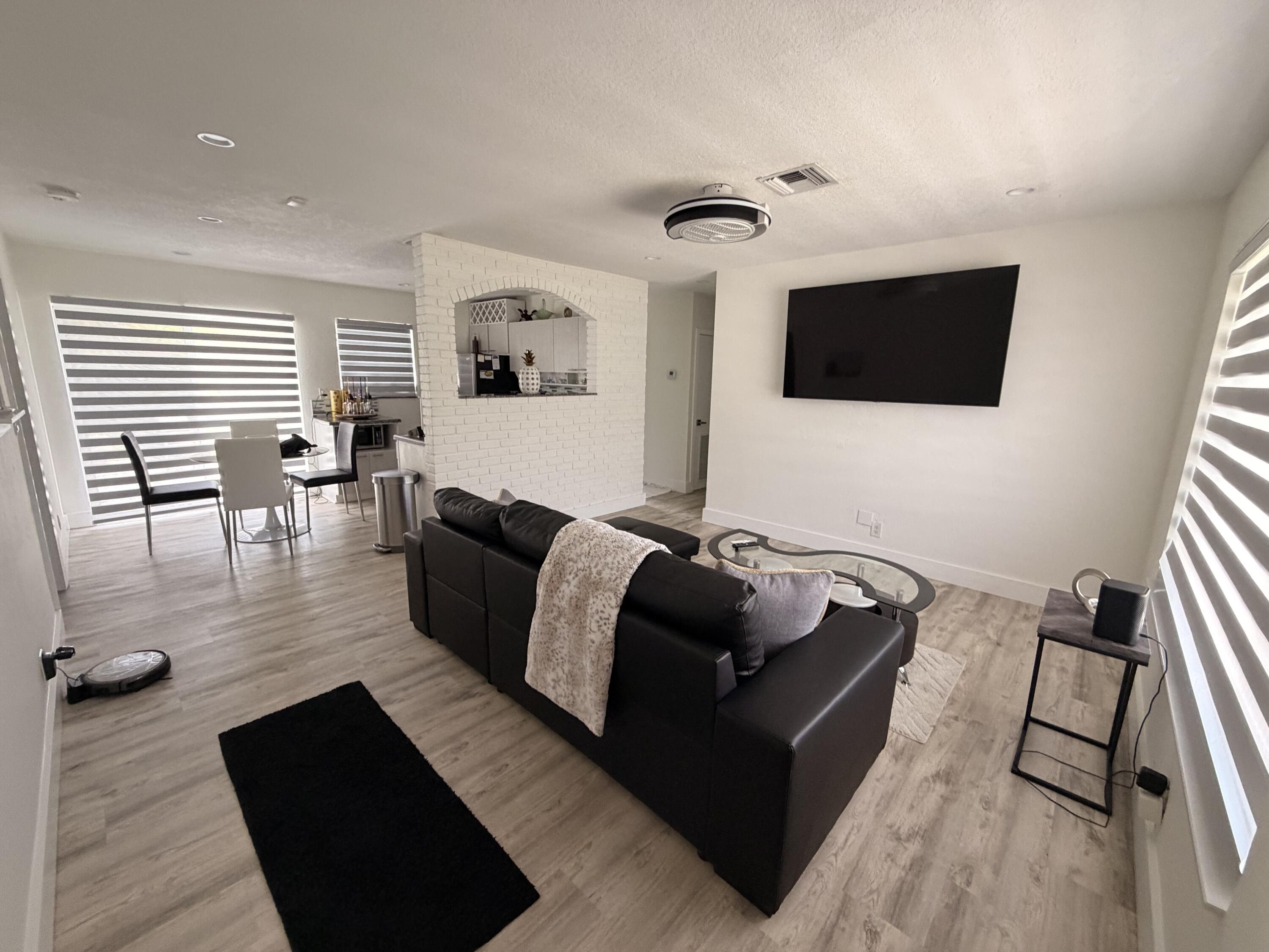 3BR – SingleFamilyResidence at 1720 SW 64th Avenue