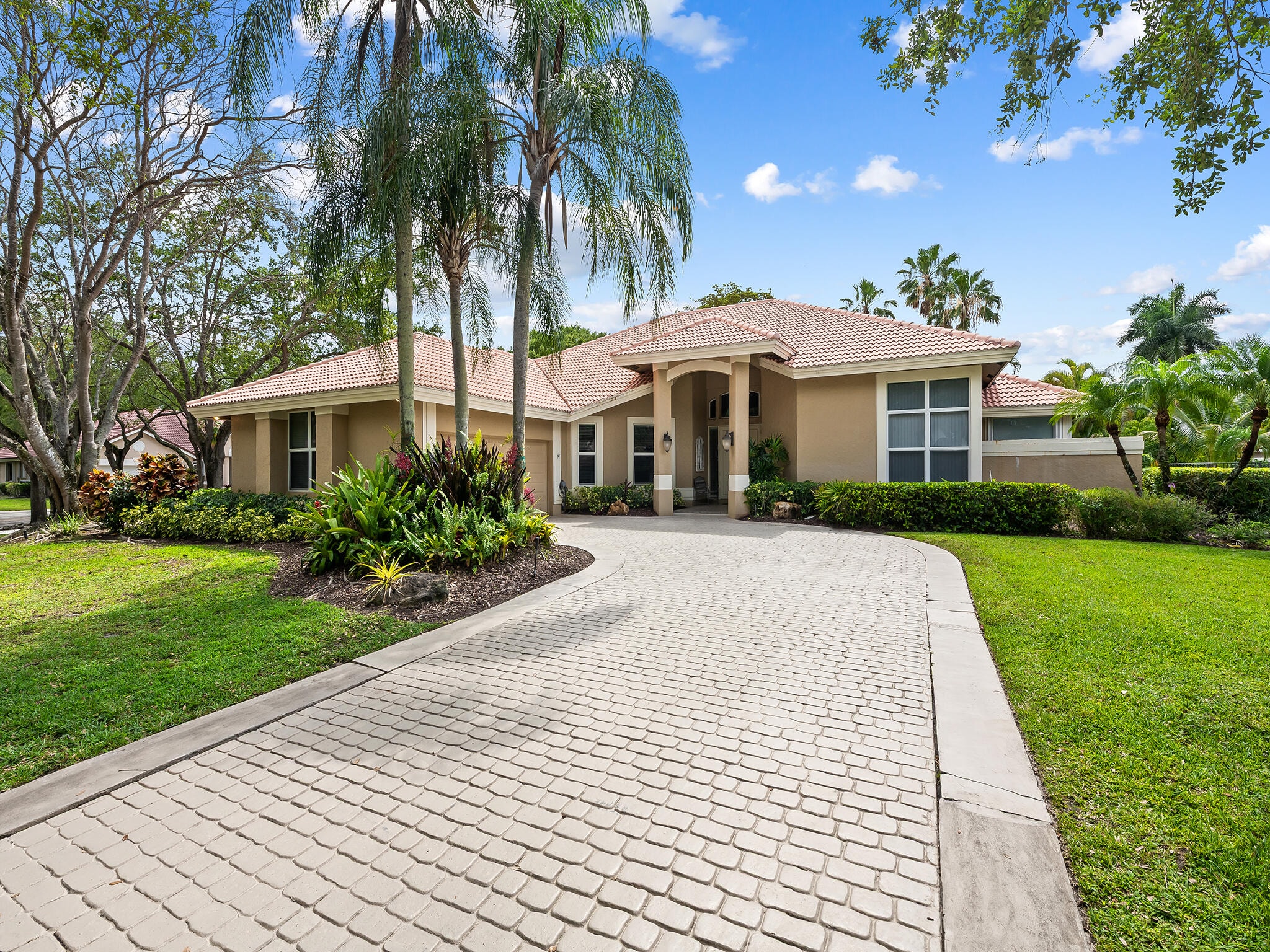 5BR – SingleFamilyResidence at 1207 Manor Drive S
