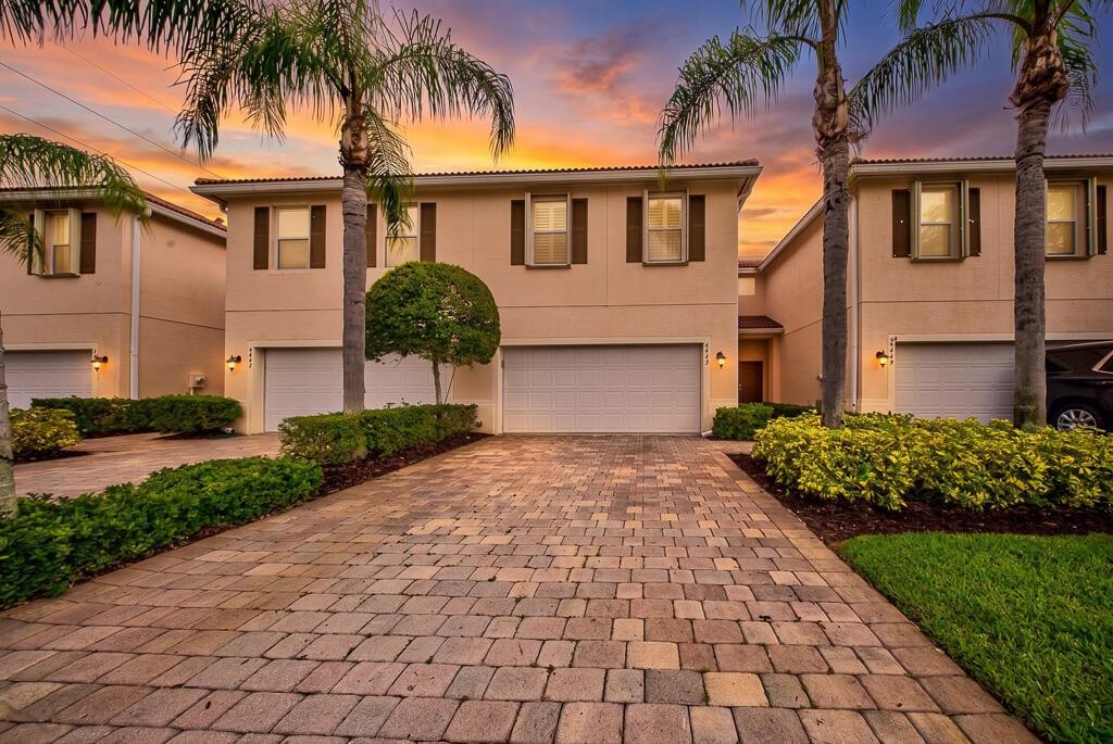 3BR – Townhouse at 6463 Azura Lake Road