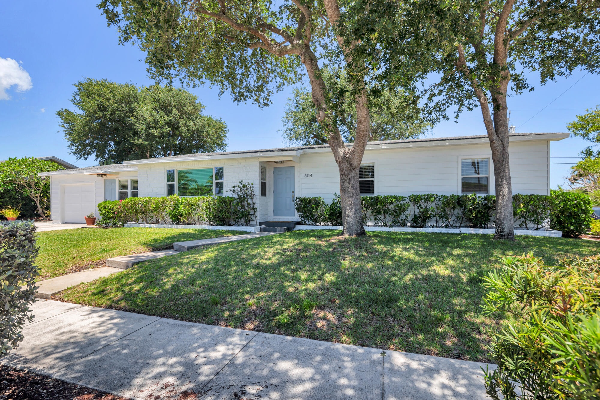 3BR – SingleFamilyResidence at 304 Wellesley Drive