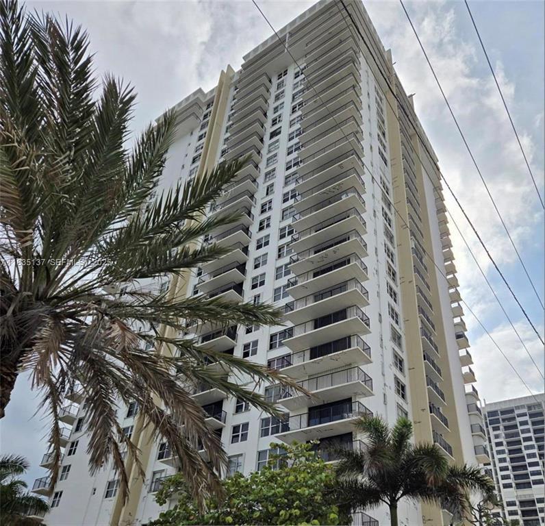 2BR – Condominium at 2201 S Ocean Drive #1705