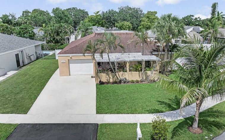 4BR – SingleFamilyResidence at 4957 SW 94th Terrace