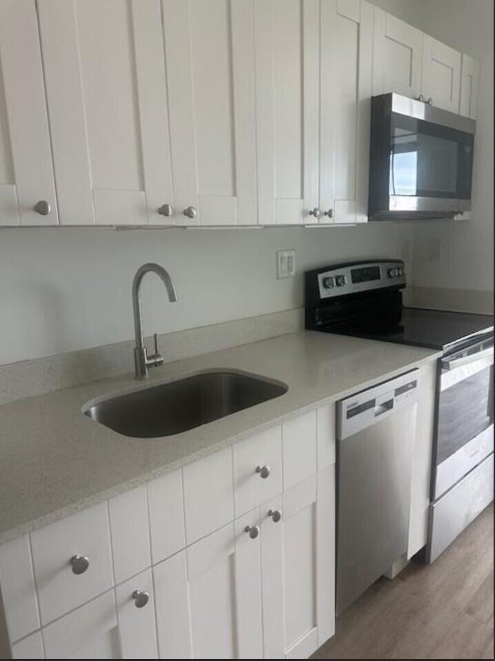 1BR – Condominium at 4100 SW 64th Avenue #313