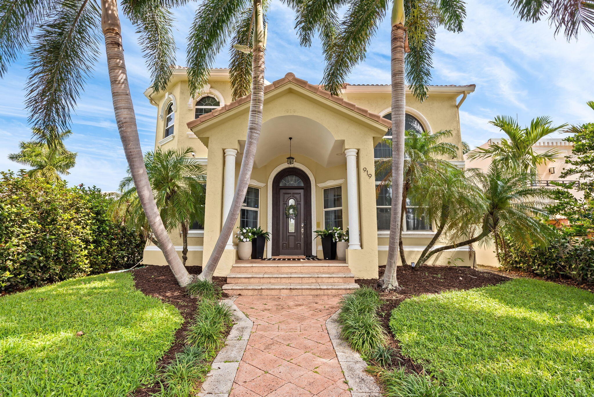4BR – SingleFamilyResidence at 919 Hollywood Boulevard
