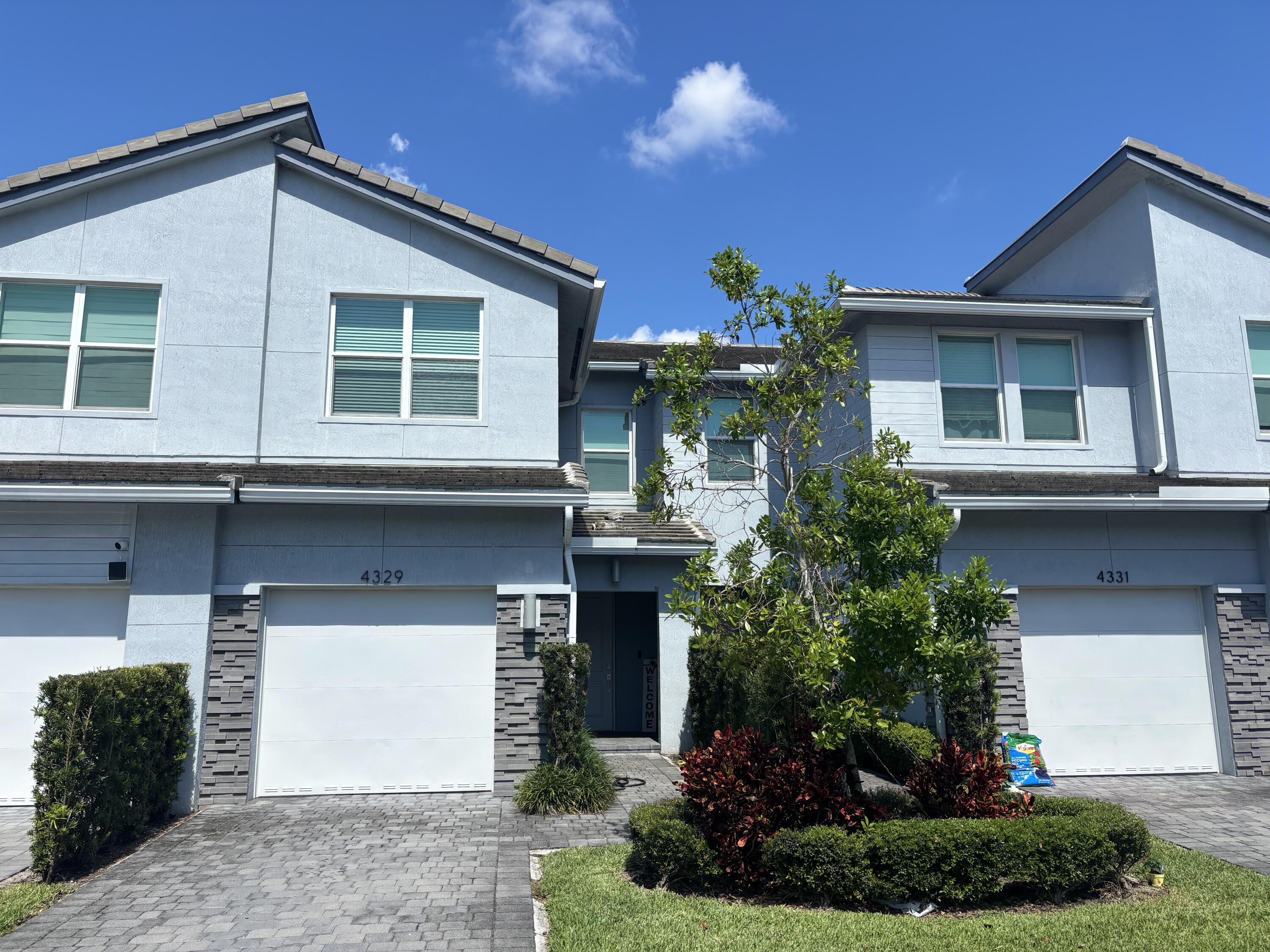 3BR – Townhouse at 4329 Veleiros Avenue