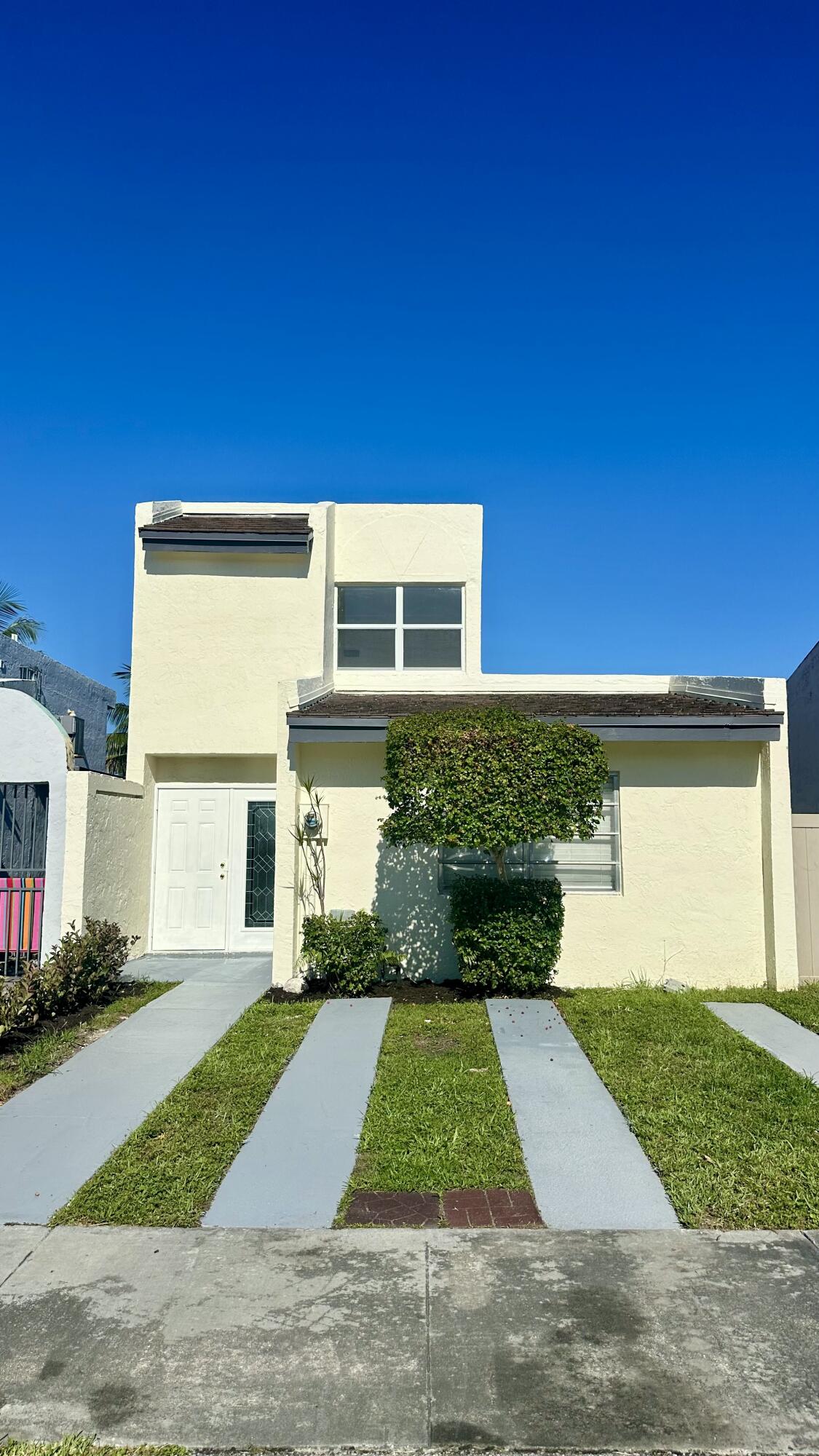 3BR – SingleFamilyResidence at 4300 W 10th Court