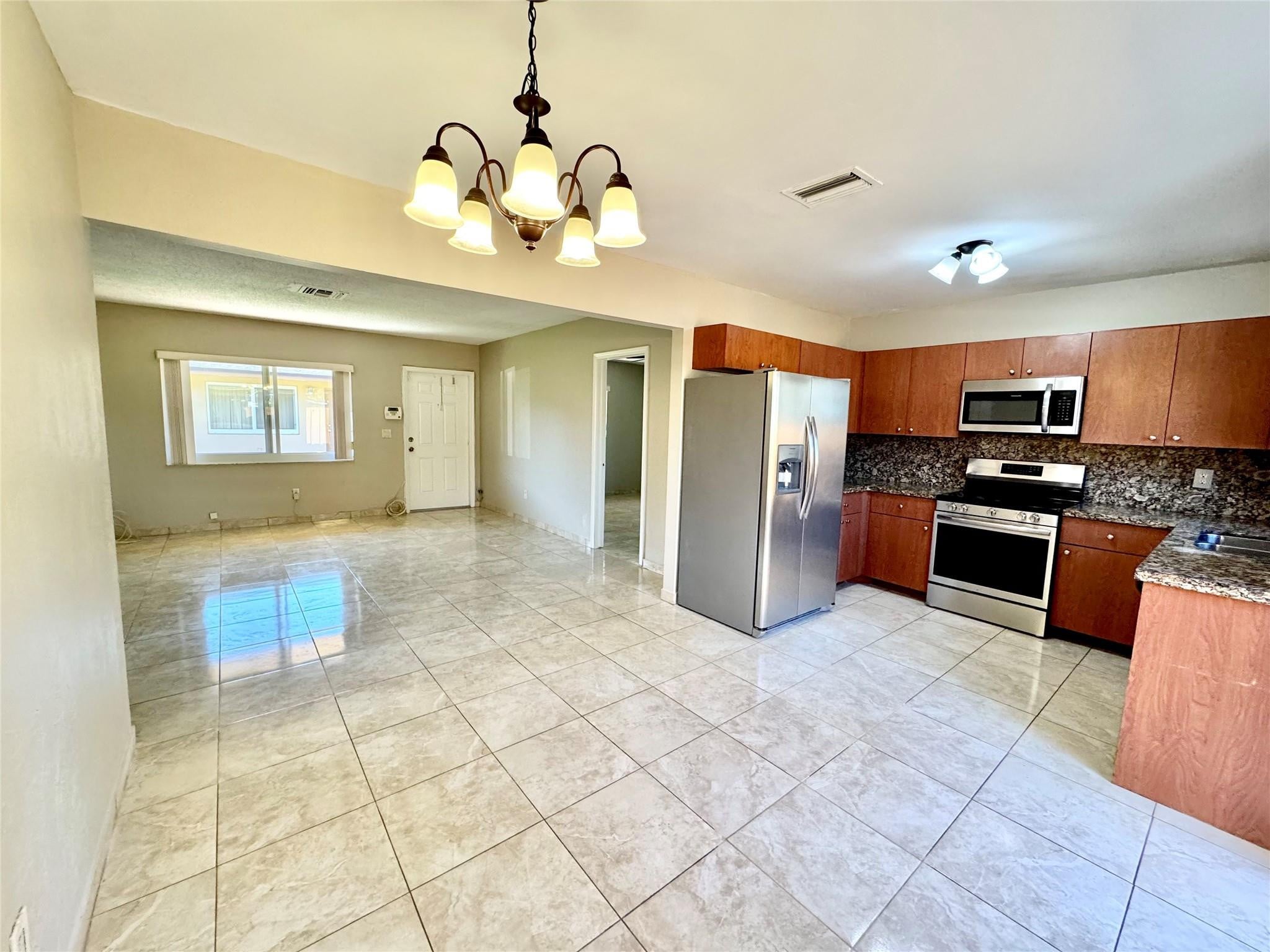3BR – Townhouse at 6133 Buchanan Street