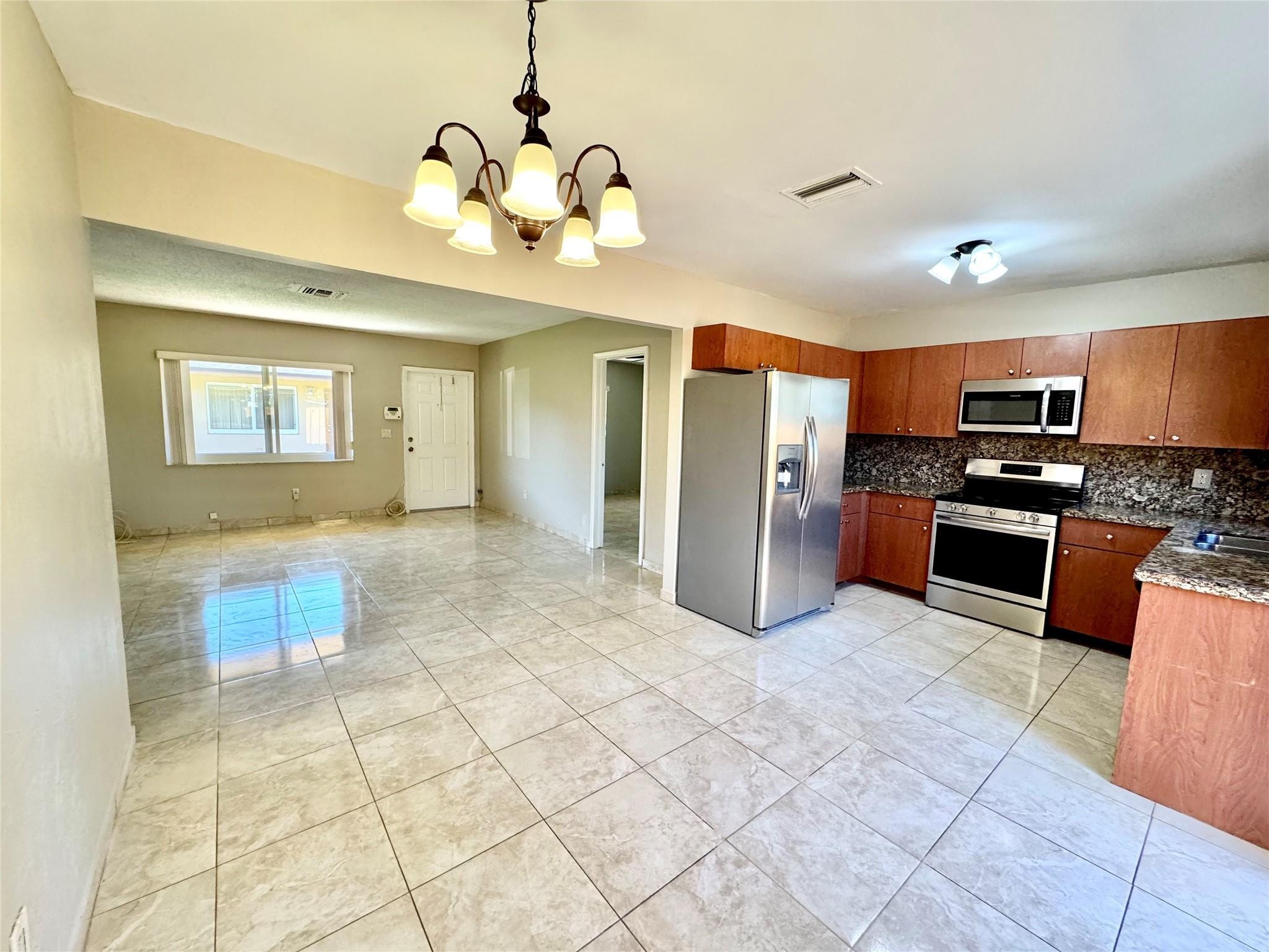 3BR – Townhouse at 6133 Buchanan Street