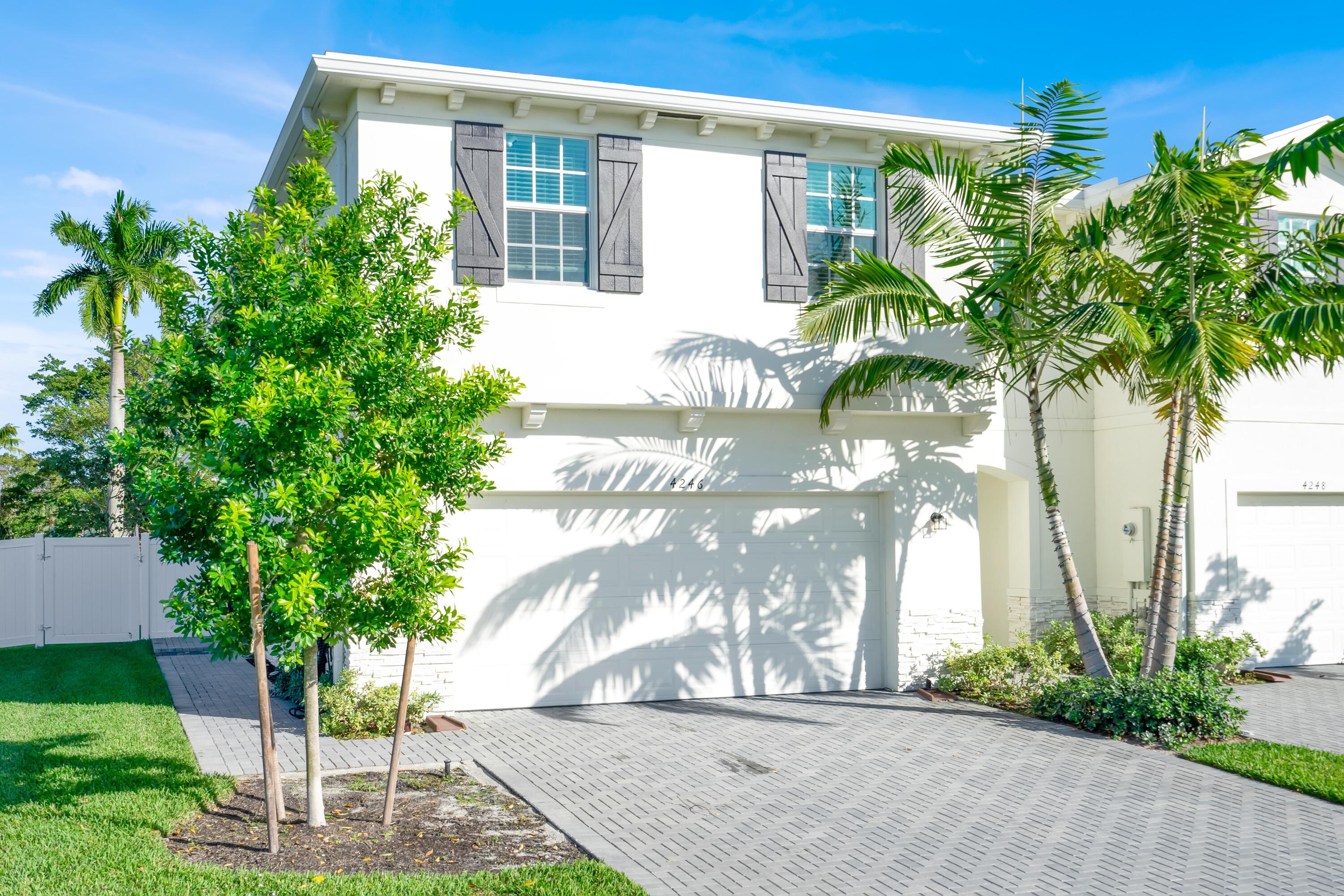 4BR – Townhouse at 4246 Lagoon Shore Drive
