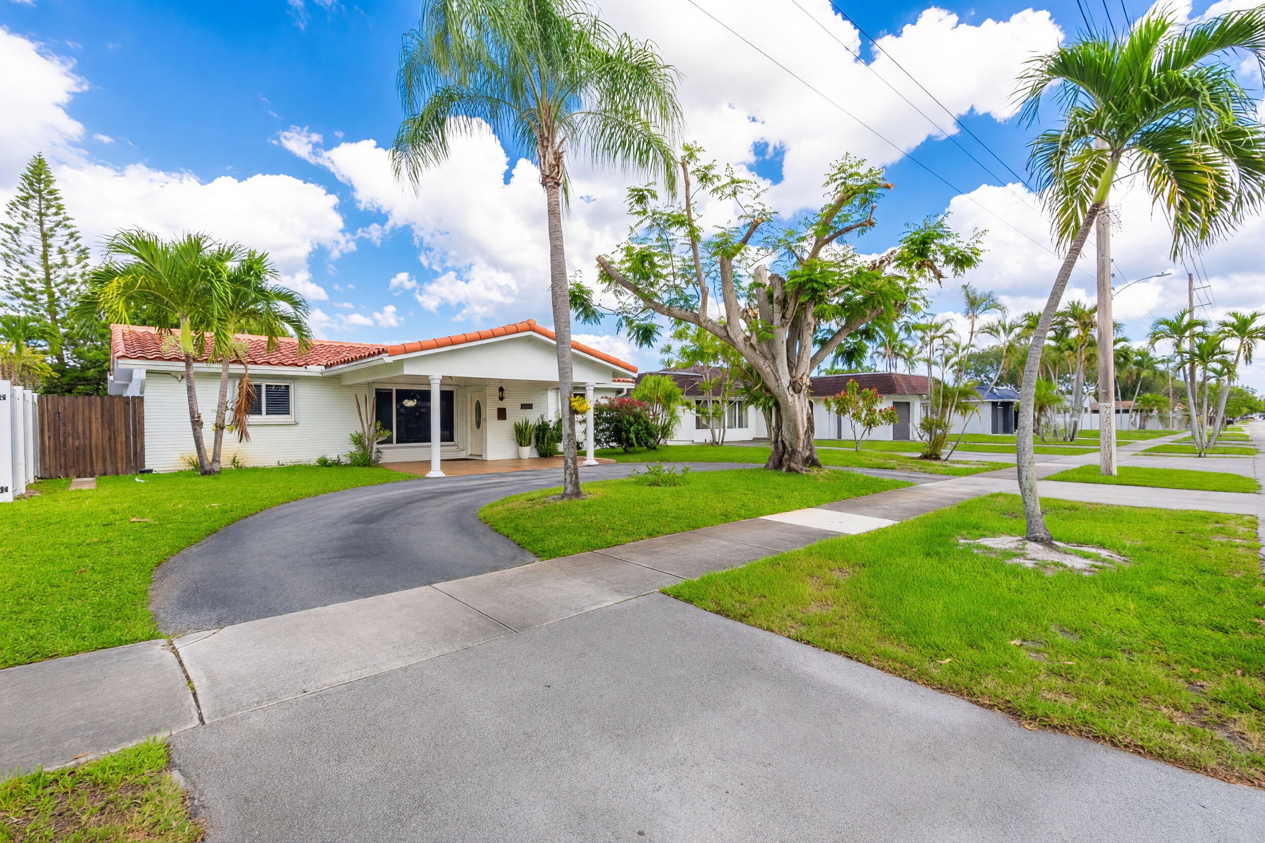 4BR – SingleFamilyResidence at 2141 N 56th Avenue