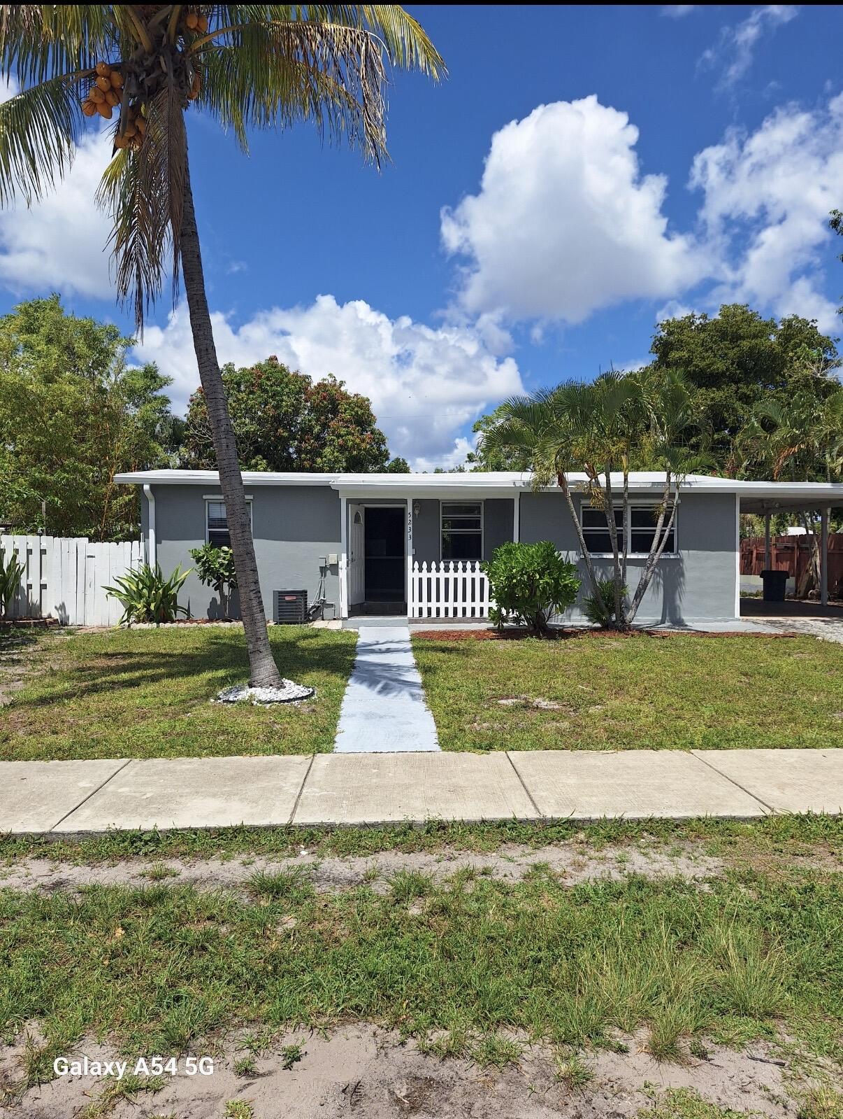 3BR – SingleFamilyResidence at 5233 NE 20th Terrace