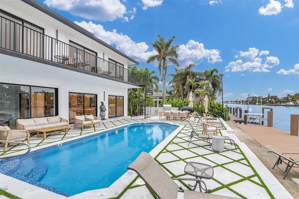 6BR – SingleFamilyResidence at 319 S Riverside Drive