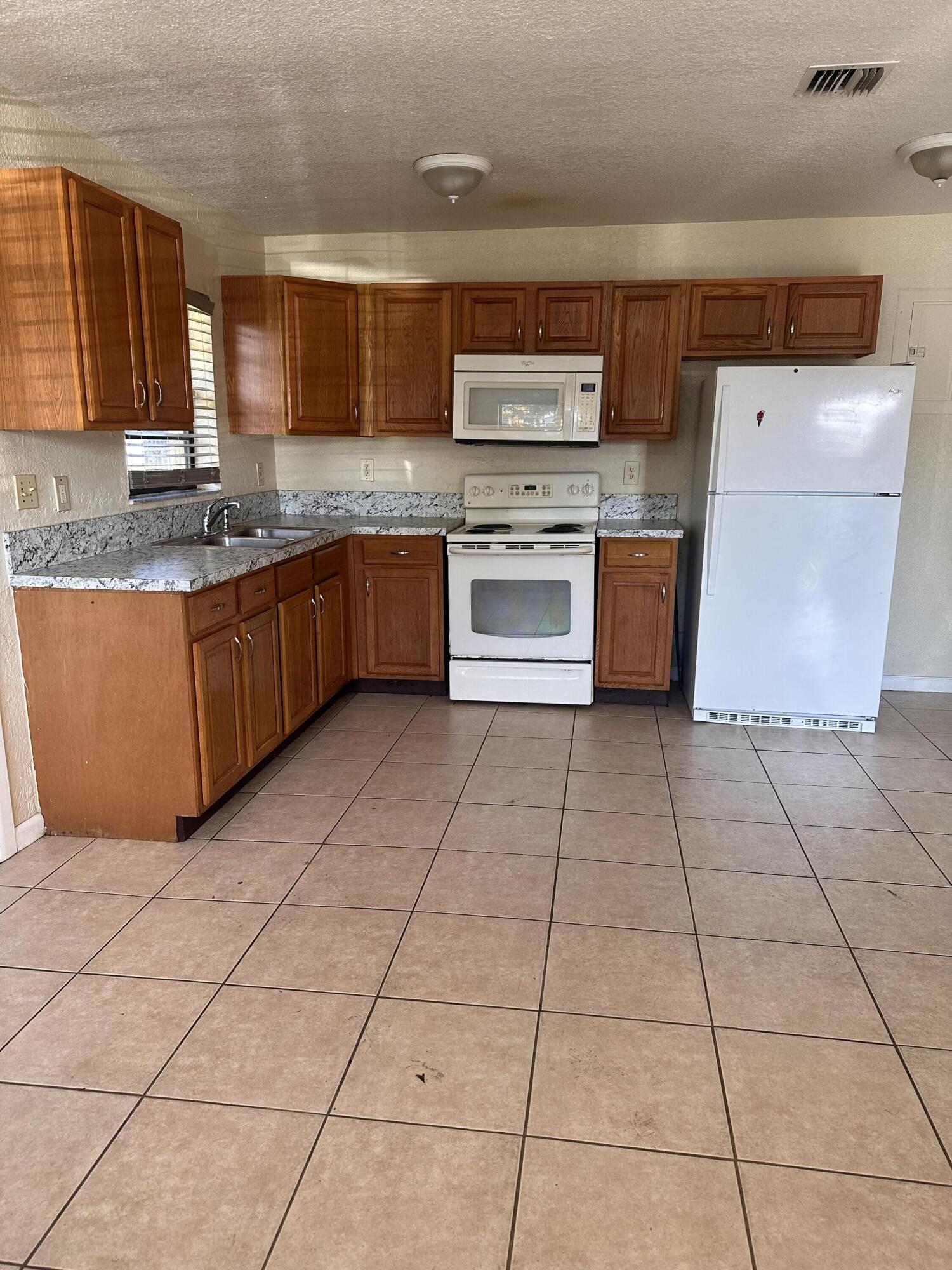 3BR – Apartment at 50 NW 8th Avenue #1