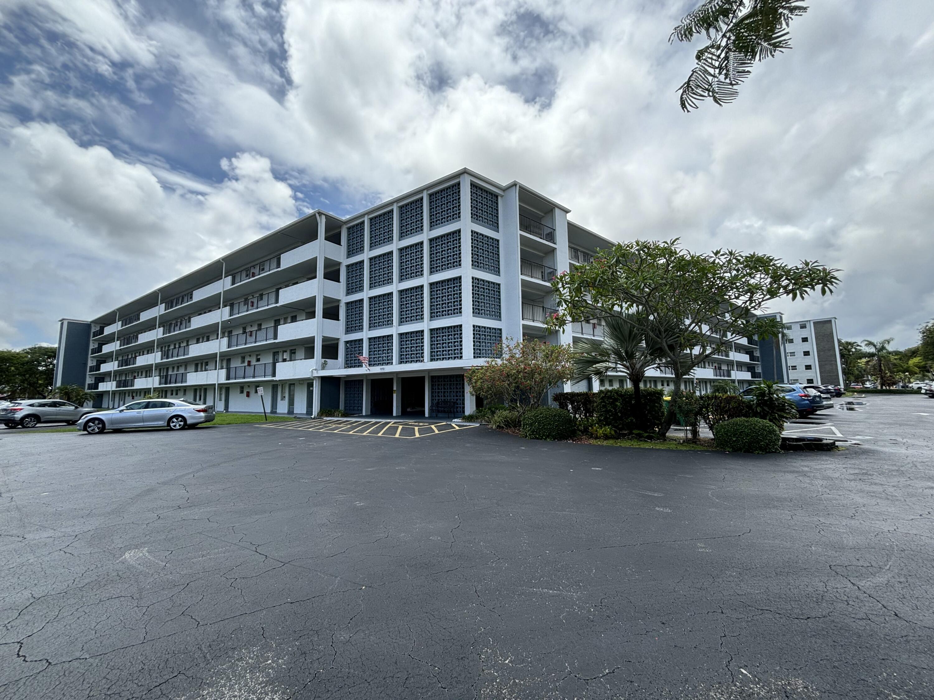 2BR – Condominium at 950 Hillcrest Drive #514