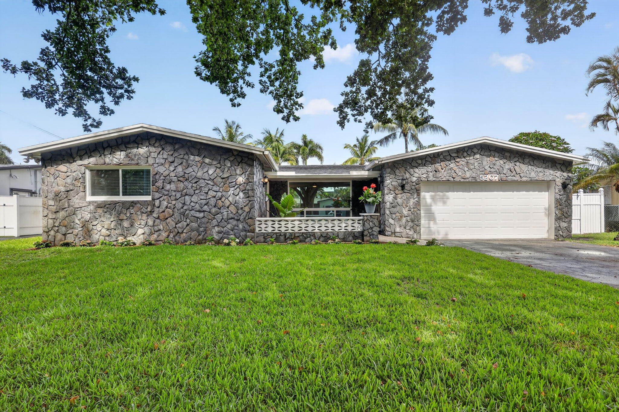 3BR – SingleFamilyResidence at 5207 SW 91st Terrace