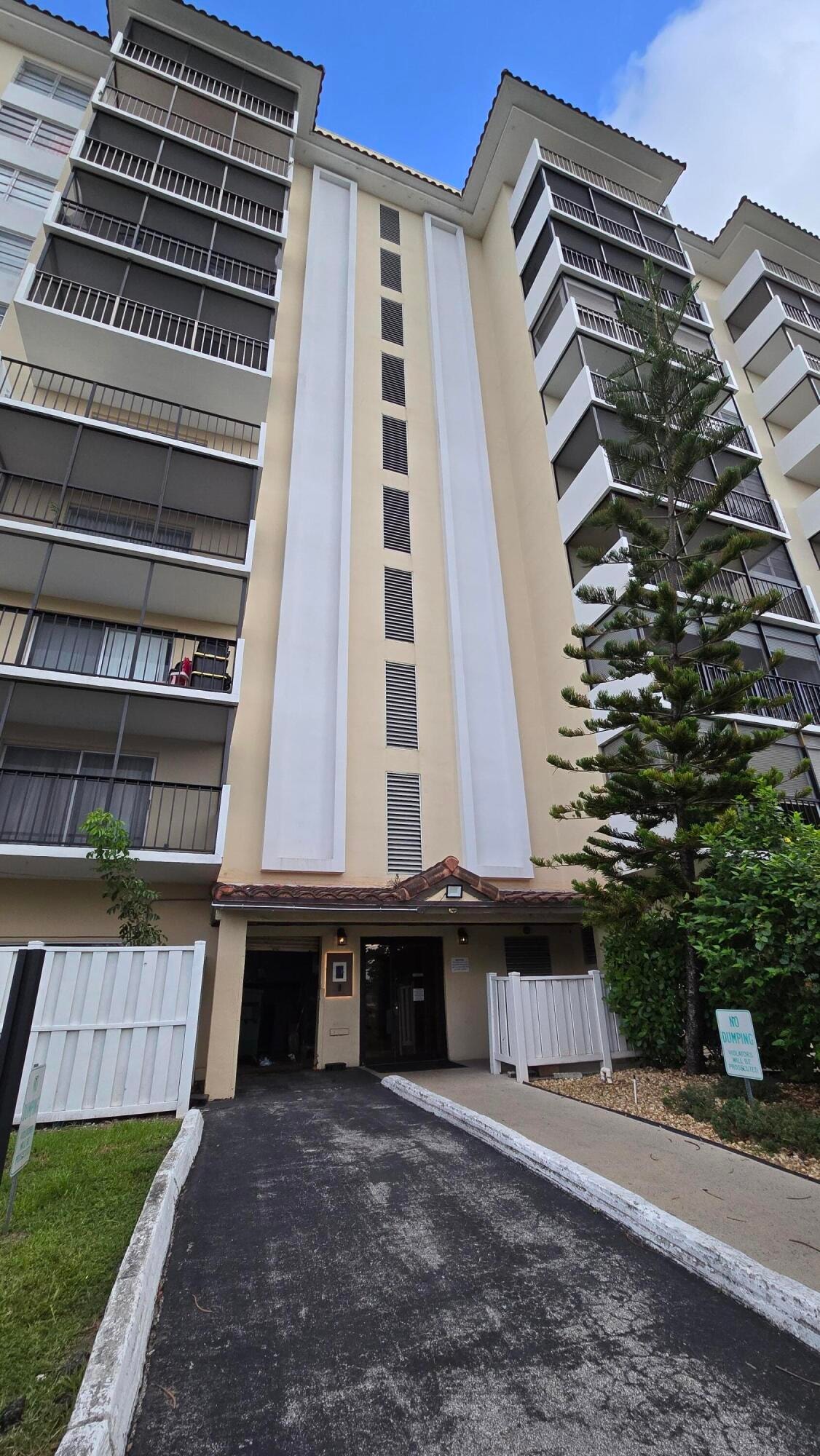 2BR – Condominium at 4164 Inverrary Drive #601